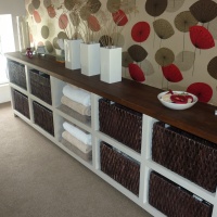 Bathroom storage unit and basket holder