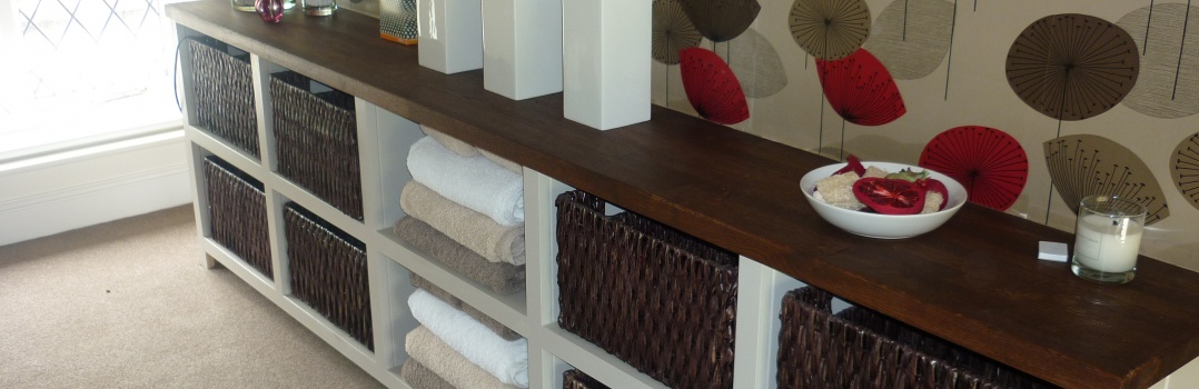 Bathroom storage unit and basket holder